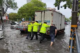 雷暴雨中，他们为市民平安出行保驾护航图片