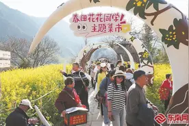 坐着高铁赏春光图片