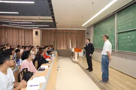 中国科大新校长走进课堂看新生 40年前也是一名科大新生图片