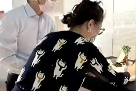 员工靠在“翠玉白菜”展台签文件 台北故宫博物院遭痛批不珍惜文物图片