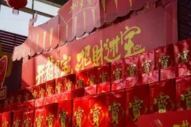加多宝“开箱见宝”促销装火爆上市，济南市民喜中10克金元宝大奖图片
