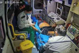 120视频指导急救，现场除颤仪抢救，地铁工作人员6分钟挽回患者生命图片