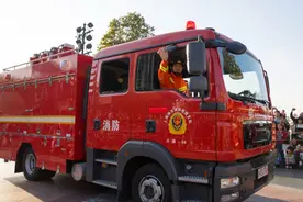上海迪士尼与消防员共庆消防日，消防员消防车将在丁满带领下亮相花车巡游图片