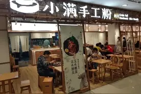 顾客在上海一连锁餐饮店里吃出干燥剂，店家却表示：没影响……图片
