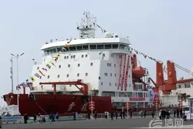 “雪龙”号停靠青岛 中国第40次南极考察圆满结束图片