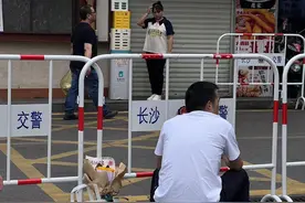 长沙一父亲自带小板凳坐考场门口，背影令人感动：我答应儿子在这里等他图片