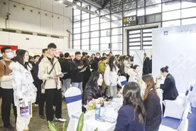 回乡就业受关注 新兴产业成热点——2025年春季全区人才交流大会提供超2.1万个岗位图片