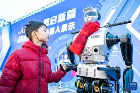 湖北楚才系列人形机器人亮相武汉图片