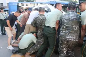 “大家一起抬车！”这一幕，全网点赞！图片