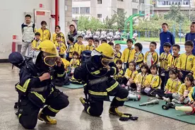 萌娃走进消防站  童心致敬“火焰蓝”图片