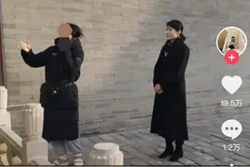 早知道收拾一下了！“鸡窝头”讲解员回应陪同周涛走红图片