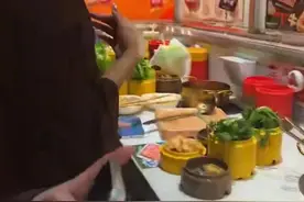 就餐时老鼠爬上餐桌，知名连锁品牌回应：老鼠来自外部，菜品已废弃图片