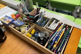 ​周一到周五，写着写着笔袋里只剩一支笔…开学两周，一年级老师捡了一盒文具图片