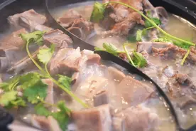 正宗羊排火锅整起！原切羊排，香嫩入味，一口下肚，全身暖洋洋~图片