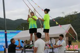 海南省七届民族运动会“秋千”项目选手争相“荡”出新高度图片