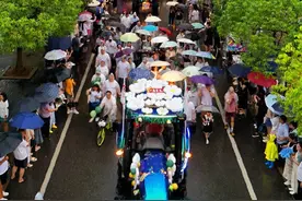 体验华中农大拖拉机巡游：校长驾驶“大黄蜂”领队，雨夜大合唱《我们的明天》图片