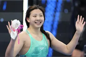 游泳世界杯：唐钱婷获得女子100米蛙泳冠军图片