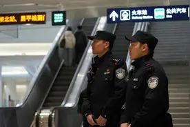 北京公交警方持续开展岁末年初公共交通安全隐患排查图片