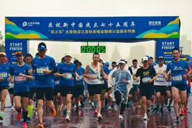 为上马暖场：近500名金融城选手滨江竞速奔跑图片