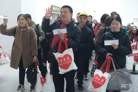 重庆首趟返岗专机暖心出发  “点对点”输送务工人员返岗图片