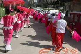 黄家坡社区乔迁新居遇上“忙罢会” 友村敲锣打鼓来庆贺图片