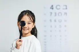 为什么新配的眼镜，戴一会儿就眼睛疼？这个原因真没想到图片