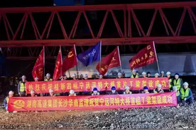 首片T梁成功架设，桂新高速有新进展图片