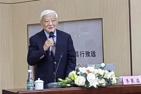 “卡林加科普奖”获得者李象益教授在书林二小福海校区作科学教育专题报告图片