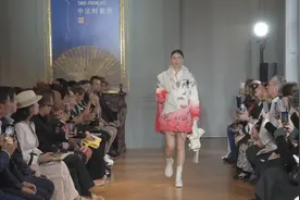中国文化海外圈粉 国风羽绒服巴黎“秀”图片