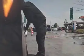 高速服务区有人划破顾客车胎，还问是否要补胎？警方：正在处理图片