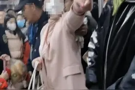 大学女老师因抢座怒骂对方十多分钟？成都地铁：会去核实图片