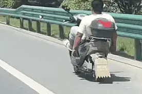 双手离把躺着骑车？交警：找到他了，已处罚！图片