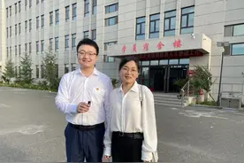 武汉母子携手援疆，在博乐同一所学校教数学图片