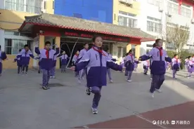 跑步、武术操、跳绳……东关民族小学开展“阳光大课间”展示活动图片