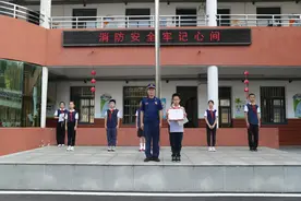 “教科书式”灭火！12岁的他第一个拿起灭火器冲到起火点图片