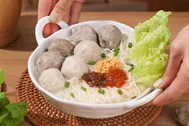 一口咬下，肉香四溢！手工捶打上千次图片