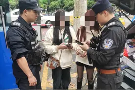 游客梧桐大道打卡手机掉进排水渠，民警脑筋急转弯借来夹子“打捞上岸”图片