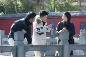 董宇辉现身济南！戏“猪鲤”、摊煎饼、和大葱比身高，朋友圈刷屏......图片