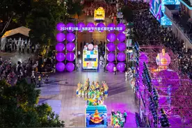 祖孙三代蹲守巡游，来上海出差的伊朗姐妹花被欢乐感染，旅游节开幕大巡游吸引17.6万人次｜玩转旅游节图片