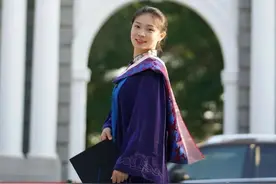 清华女硕士二次入伍，成海军陆战队军官授衔中尉，曾夺全国女子铁人三项冠军图片