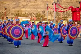 传统村落过大年|陕西佳县陕北秧歌舞起来，现场热闹非凡图片