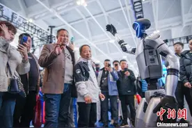 全国两会“机”智感爆棚，人形机器人何时走入生活？图片