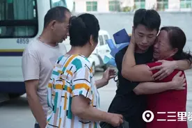 走失12年男孩回陕认亲，见面后母亲泪流问“我娃吃饭了没”图片