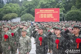 “四有标兵”送我去当兵！——娄底市举行2024年下半年新兵入伍欢送大会走笔图片
