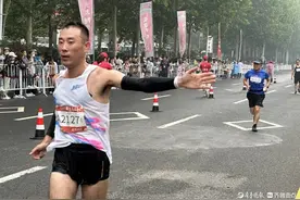 壹点图集丨奔跑 撞线 打卡！淄博马拉松燃爆了图片