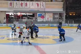 小将刚十岁，冰上赛高低！青岛市第六届运动会冰球比赛开赛图片