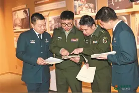 军营观察丨走进“钱学森资料室”的年轻人图片