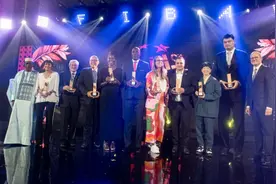 姚明FIBA名人堂演讲：无论我多么高大 站在这里依然感觉很渺小图片
