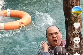 贵州荔波一女孩在景区落水，大叔飞身相救后悄然离开，网友怒赞：墨镜都没来得及摘图片