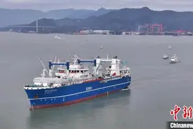 中国最大南极磷虾专业捕捞加工船启航图片